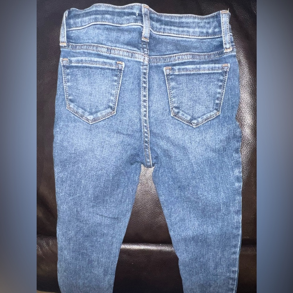 High-Rise Skinny Ankle Jeggings and blue cotton T with embroidered stars. - Picture 6 of 13